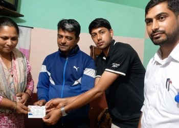 घरमै पुगेर अपांग युवकलाई अंगीकृत नागरिकता
