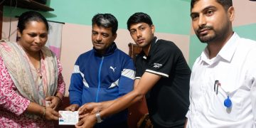 घरमै पुगेर अपांग युवकलाई अंगीकृत नागरिकता