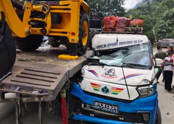 सिद्धार्थ राजमार्गमा इभी भ्यान र ट्रक एकापसमा ठोक्किँदा इभी चालक घाइते
