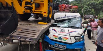 सिद्धार्थ राजमार्गमा इभी भ्यान र ट्रक एकापसमा ठोक्किँदा इभी चालक घाइते