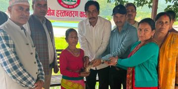 कतारमा रहेका भीरकोटवासीद्वारा तीन बिरामी परिवारलाई आर्थिक सहयोग