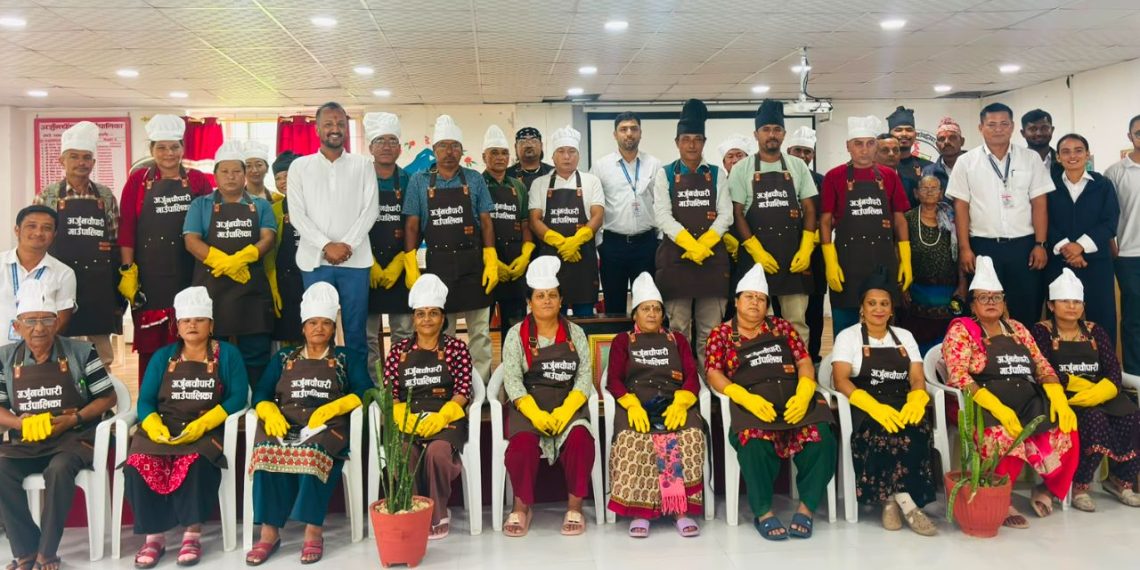 अर्जुनचौपारीका होटल र मासुपसल व्यवसायीलाई सरसफाइसम्बन्धी सामग्री