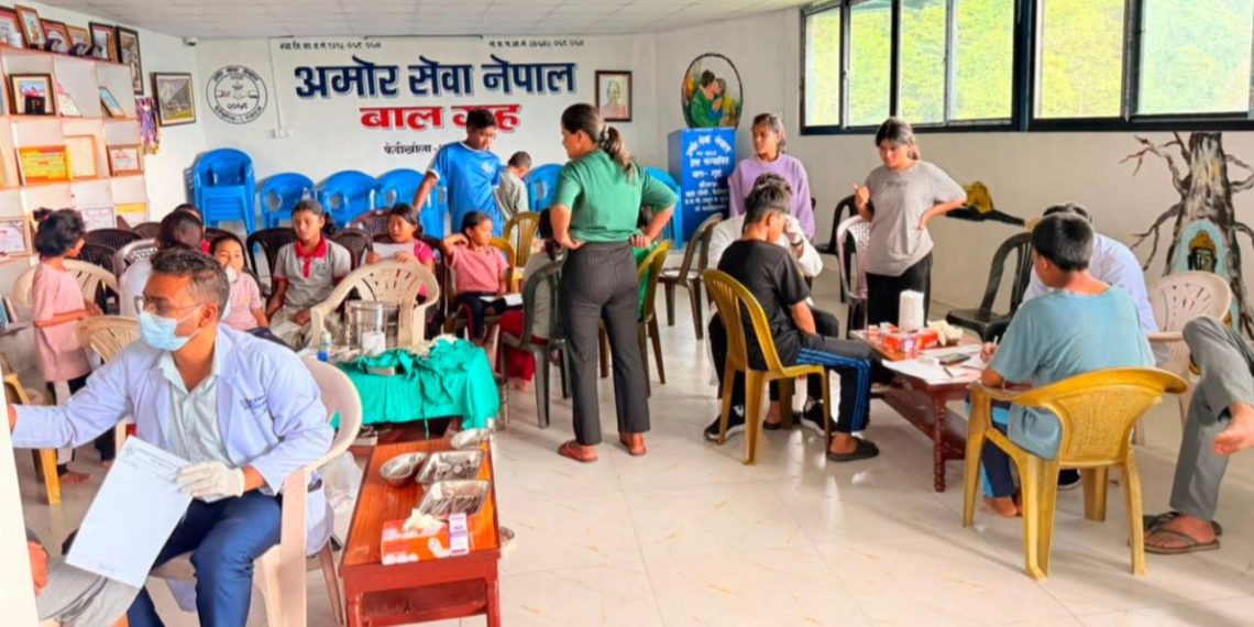 फेदीखोलामा वृक्षारोपणसँगै बालबालिकाको स्वास्थ्य परीक्षण