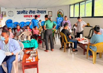 फेदीखोलामा वृक्षारोपणसँगै बालबालिकाको स्वास्थ्य परीक्षण