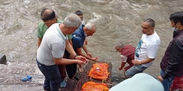 बाढीमा बेपत्ता अर्याल दम्पतीको कुशको शव बनाएर अन्त्येष्टि