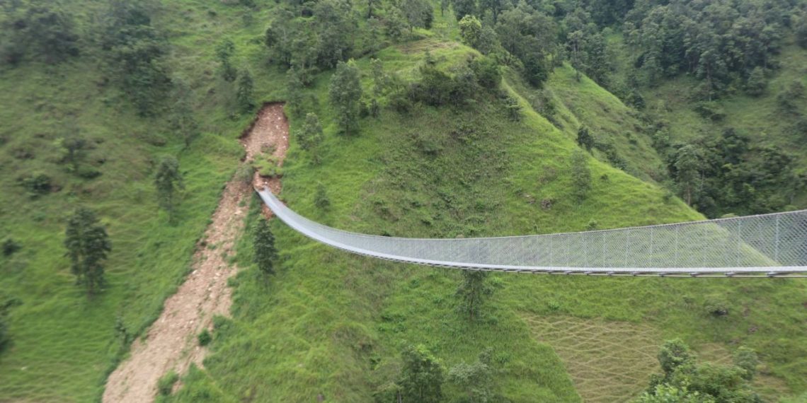 पहिरोले पुलमा असर, ठेकेदारलाई तत्काल हटाउन निर्देशन