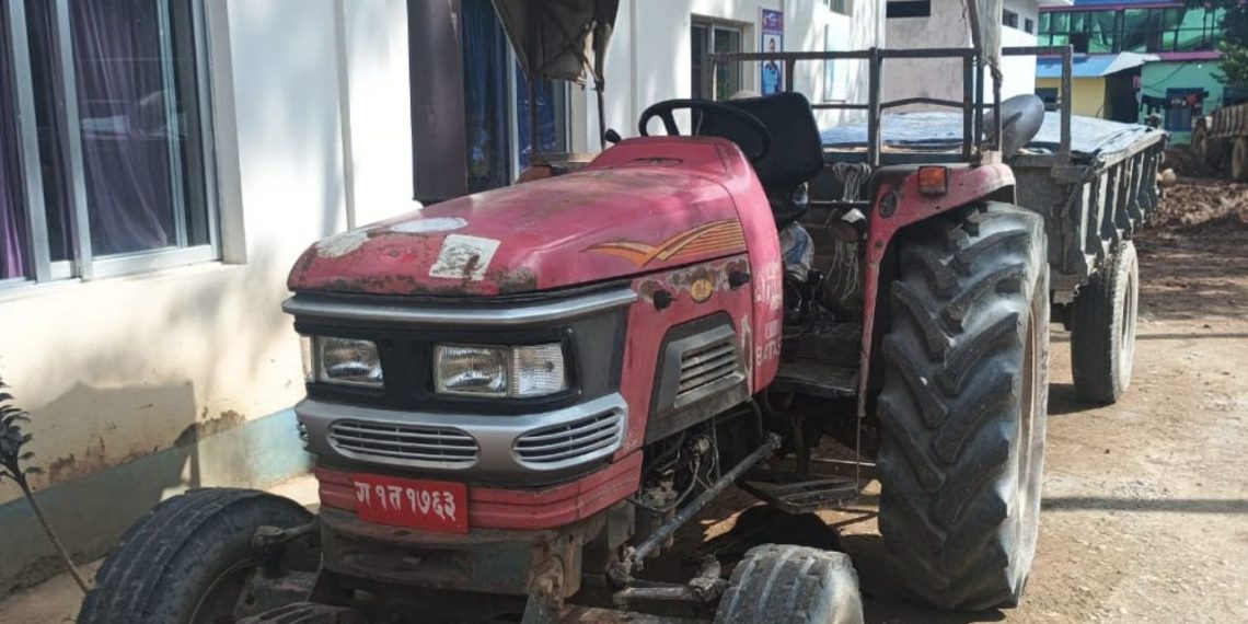 अवैध रूपमा बालुवा ओसार्ने ट्याक्टरलाई तीन हजार रुपैयाँ जरिवाना