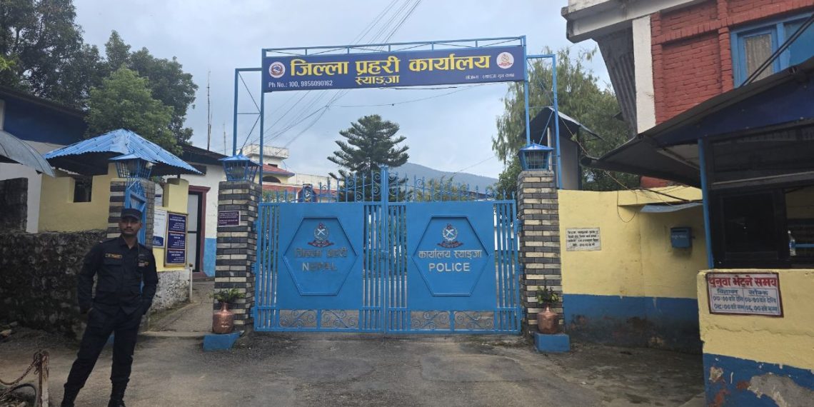 प्रहरी कार्यालय देखिने बनाउन युथ क्लबले राख्यो स्याङ्जामा ‘थ्रीडी’ बोर्ड